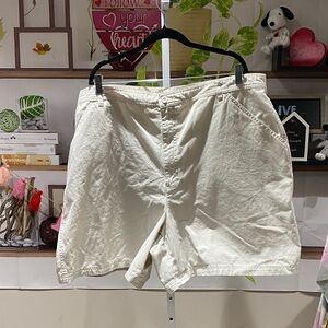 Gloria Vanderbilt Women's Cream Cargo Shorts size 24 W. Waist 21 rise15 length 7